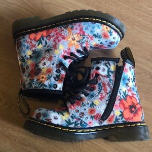 Dr. Marten Wanderflower Boots toddler size 8